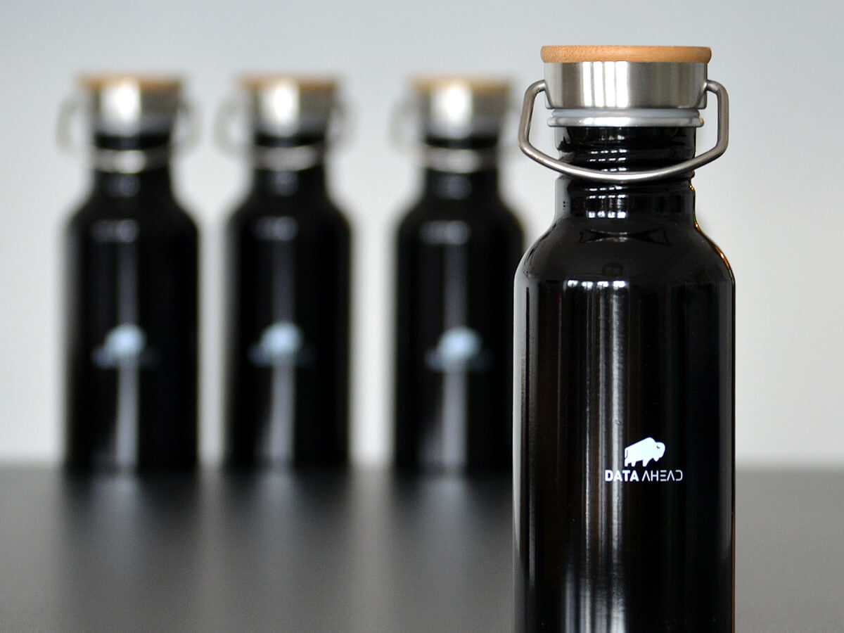 Trinkflasche Aluminium, schwarz, Branding mit Thermotransferdruck weiß