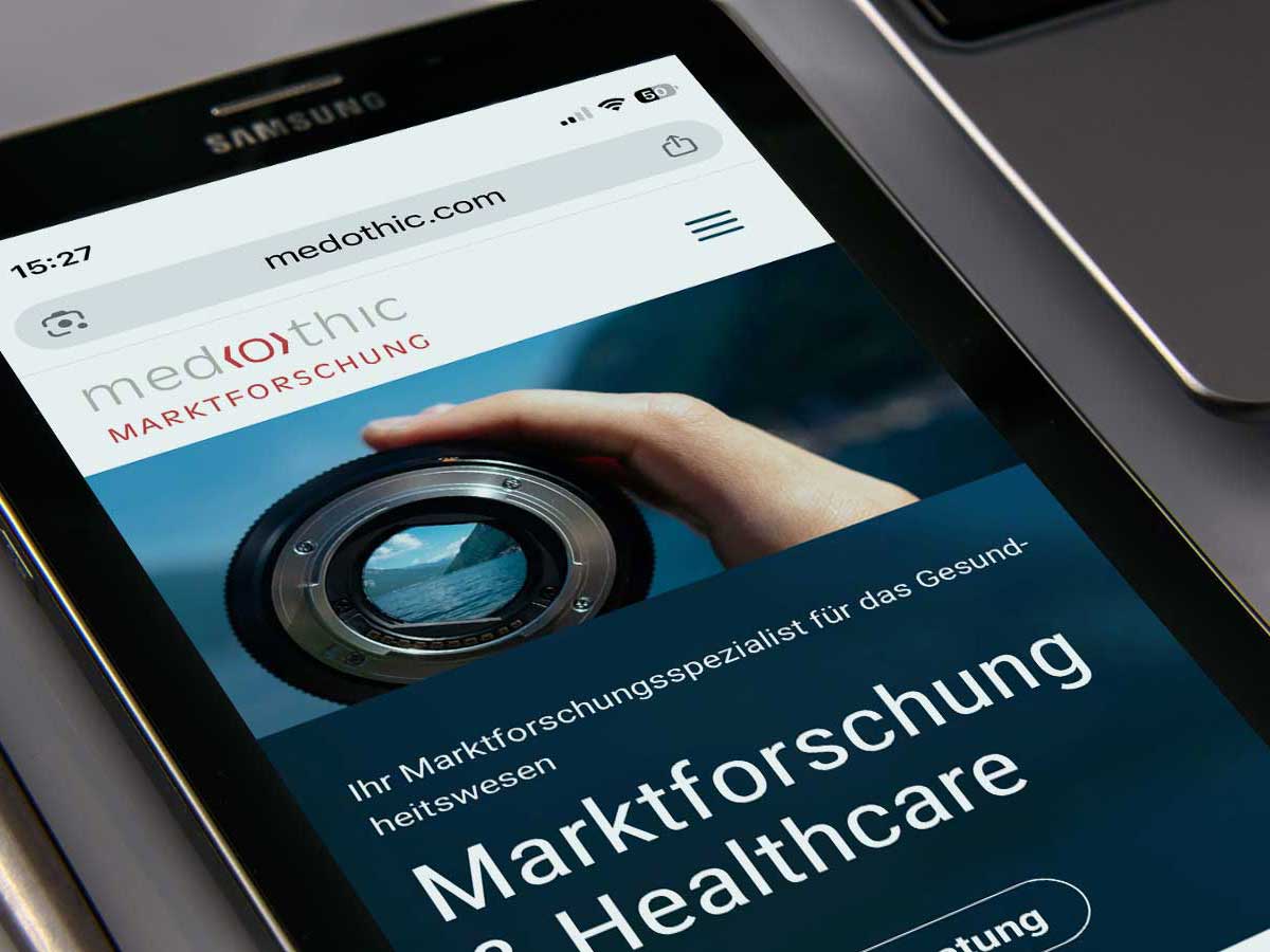 dieses Foto zeigt die Ansicht auf einem Smartphone der Website erstellt in WordPress für die medothic GmbH, Marktforschung im medizinischen Bereich, Fürth