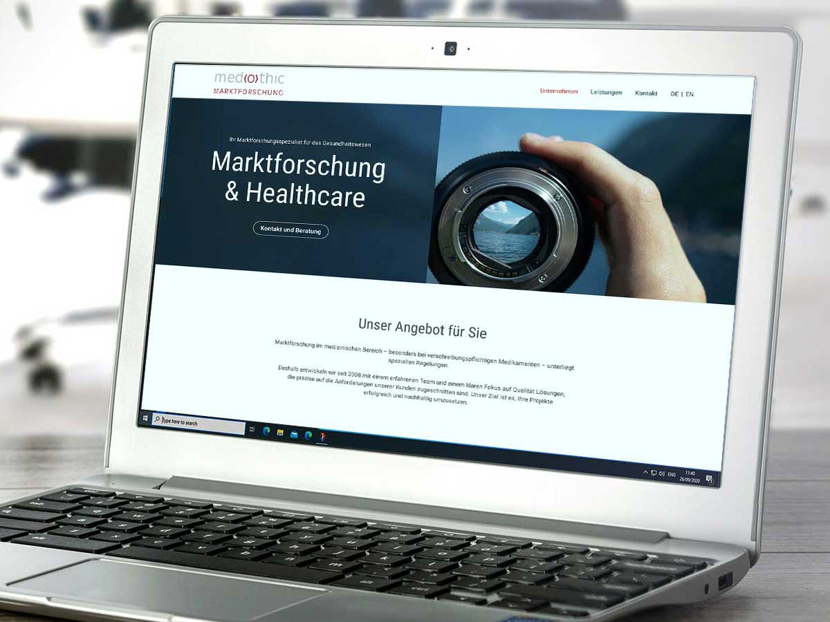 Das Bild zeigt die Ansicht der responsive WordPress Web-Site für die medothic GmbH auf einem Laptop